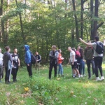 Młodzież szukająca trasy w lesie.jpg
