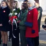 Reprezentacja społeczności szkolnej ZSOnr2 podczas składania wieńców przy pomniku Odzyskania Niepodległości.jpg
