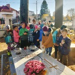 grupa uczniów przy grobie.jpg