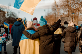 flaga Ukrainy w tłumie.jpg