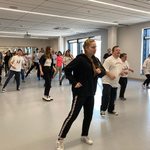 Uczniowie podczas warsztatów tanecznych (15).jpg