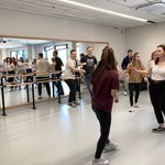 Uczniowie podczas warsztatów tanecznych (4).jpg