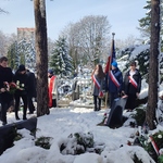 Delegacja uczniów naszej szkoły składająca wiązankę pod pomnikiem Katyńskim.jpg
