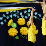 14. Uczennice wykonują układ z szarfami. W tle dekoracja w kolorach narodowych Ukrainy.jpg