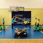 13. Uczennice szkoły podstawowej wykonują układ z szarfami w kolorach narodowych Ukrainy.jpg