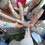 zdjęcie prezentujące tatuaże na rękach dzieci.jpg
