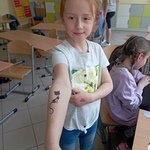 dziewczynka z klasy trzeciej prezentuje swój tatuaż.jpg