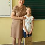 Hania Niedzielska - zdobywaca I miejsca - z klasy 2a SP z panią bibliotekarką.jpg