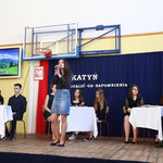 Ada Kosmala uczennica klasy 3B śpiewająca podczas uroczystego apelu w 2018r..jpg