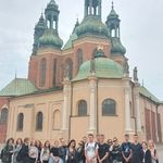 Ostrów Tumski - uczniowie przed najstarszą polską katedrą.jpg