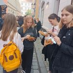 Uczniowie jedzący pieczone ziemniaki przed Muzeum Pyry.jpg