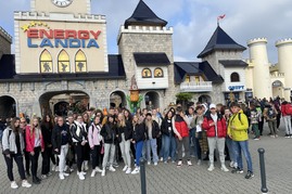 Uczniowie przed wejściem do Energyladii.jpeg
