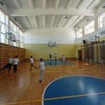 uczniowie grający w piłkę podczas zajęć sportowych na sali gimnastycznej.jpg