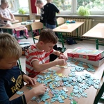 uczniowie klasy drugiej układający puzzle.jpg