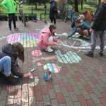 dzieci z klasy 5 rysują na chodniku kolorowa kredą.JPG