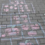 rysunek na chodniku gra w klasy i narysowane jabłka.jpg