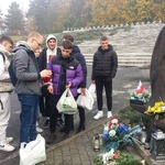 Uczniowie klasy 3Fp na Cmentarzu Wojennym w Puławach, Pomnik Pamięci Instruktorów i Harcerzy.jpg