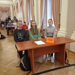 Zdjęcie 2 z 7 Uczennice LO  w Sali Kongresowej Pałacu Czartoryskich przed konkursem.jpg