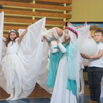 układ choreograficzny w wkonaniu uczniów klas 1-3, przedstawijący aniołów oraz Maryję z Dzieciątkiem.JPG