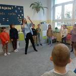 instruktor prezentuje ćwiczenie_ uczniowie stoją w kręgu uważnie słuchając.jpg