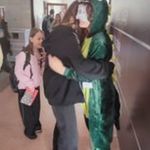 Wolontariusz przebrany za krokodyla pluszowego przytula ucznia2.jpg