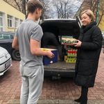 uczeń i dyrektor ZSO nr 2 w Puławach przekazują produkty spożywcze do samochodu Grupy Wsparcia Ukrainie.jpg