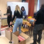 uczniowie i nauczyciele ZSO nr 2 w Puławach pakują produkty spozywcze do przekazania Grupie Wsparcia Ukrainie.jpg