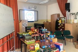 produkty spożywcze zebrane przez społeczność ZSO nr 2 w Pulawach czekające na przekazanie Grupie Wsparcia Ukrainie.jpg