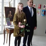 laureatka z Prezydentem Miasta na tle portretu księżnej Izabeli.jpg