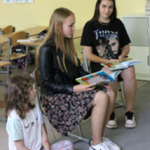 Uczennice klasy 3bp czytają wiersze uczniom klasy 1aSP.png