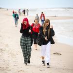 Uczennice radośnie idące brzegiem Bałtyku.jpg