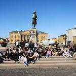 Uczniowie pod pomnikiem króla Szwecji Karola XI.jpg