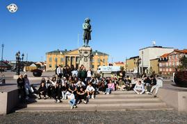 Uczniowie pod pomnikiem króla Szwecji Karola XI.jpg