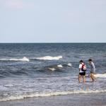 Dwaj uczniowie stojący w wodach Bałtyku.jpg