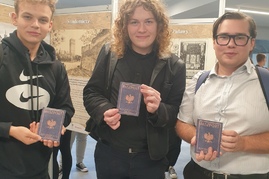 Uczniowie z paszportami.jpg