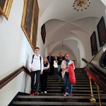 Młodzież i opiekunowie schodzą schodami z Sali Rycerskiej.jpg