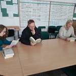 Nauczyciele czytają w pokoju nauczycielskim.jpg