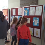 uczniowie ogladaja wystawę prac przedstawiających anioła.jpg