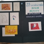 tablica z pracami plastycznymi uczniów i napisem 25.10.dzień artysty_ otwarcie szkonej galerii.jpg