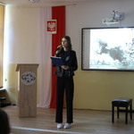 Zuzanna Sobania czyta informacje na temat II wojny światowej.JPG