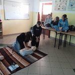 Zdjęcie 3 z 16 Uczniowie ćwiczą resuscytację na fantomie.jpg